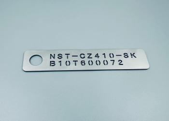 ステンレスSUS304銘板の加工事例｜レーザー加工による文字加工・取付穴加工 株式会社ダイコー